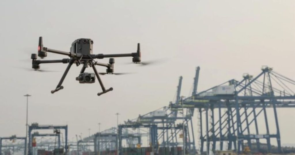 Drone sedang melakukan survei udara pada proyek konstruksi untuk pemantauan kemajuan dan pemetaan