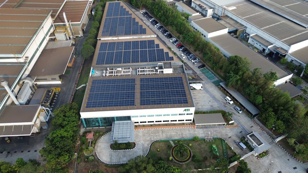 Gedung dengan instalasi panel surya, salah satu fitur utama dalam konsep Zero Energy Building
